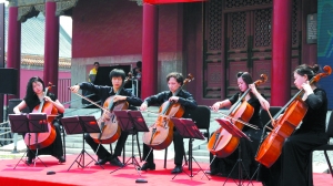 朱亦兵（左三）和他的乐团。